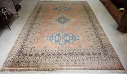 Wool carpet with pink background 290 x 188...