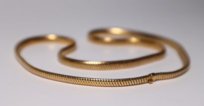 Yellow gold necklace. Length: 45 cm. 16,14...