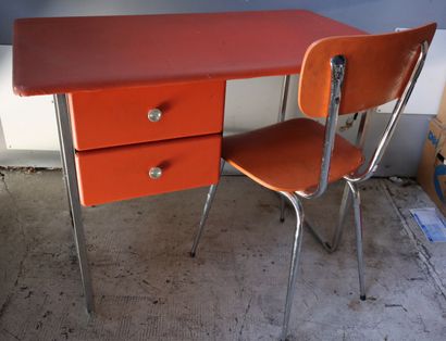 Bureau et chaise, en simili cuir orange et...