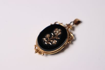 Yellow gold and onyx pendant decorated with...