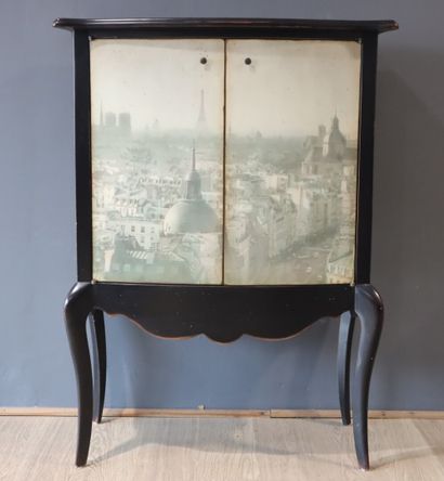 Cabinet en bois naturel laqué noir à décor...