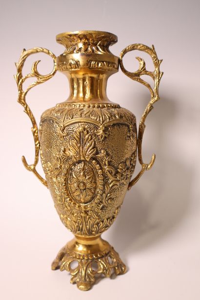 Vase à anses en bronze doré. Haut. 31 cm