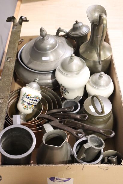 Brass and pewter set, including : Pans, measures,...
