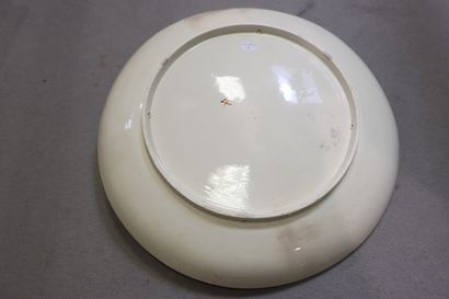 Round dish in barbotine decorated with apples....