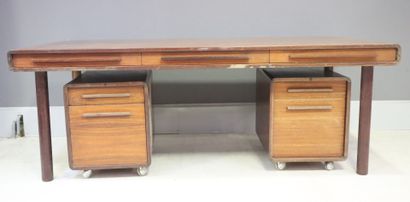 DYRLUND made in Denmark . Bureau en palissandre...
