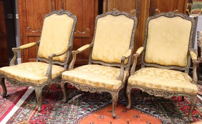 Série de 3 grands fauteuils en bois sculpté...