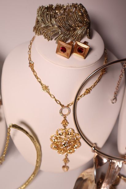Costume jewelry set, including: 12 necklaces,...