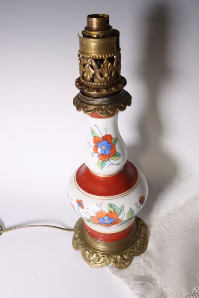 Lot including: Porcelain kerosene lamp with...