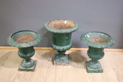 Ensemble de 3 vases Médicis en fonte à patine...