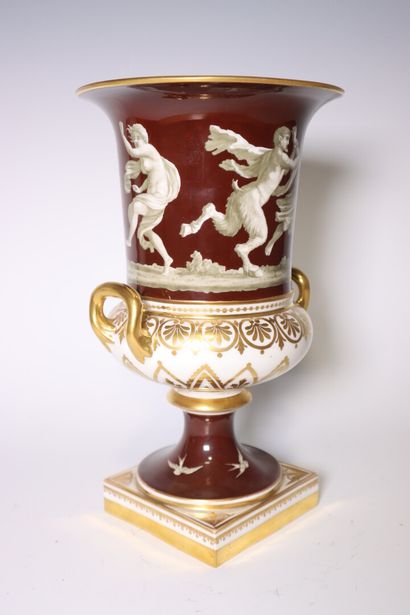 VIENNE. Vase en porcelaine polychrome à décor...