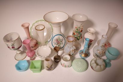 Set of glassware including opaline: Vases,...