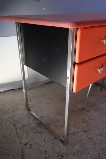 Bureau et chaise, en simili cuir orange et...
