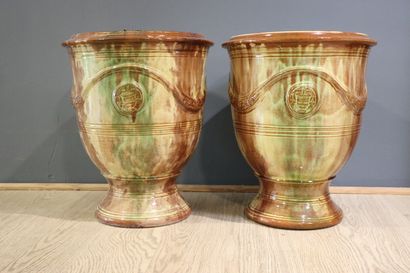 BOISSET à ANDUZE. Paire de cache-pots en...