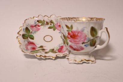 Coupe couverte et son présentoir en porcelaine...