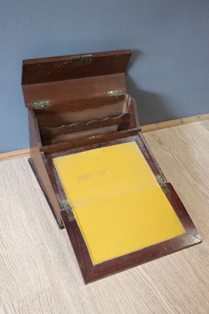 Lot comprenant : Ecritoire en chêne, 6 encadrements,...