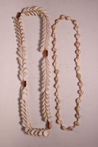 Set of 10 shell necklaces.