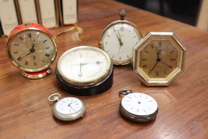 Lot including: 3 alarm clocks, 1 barometer,...