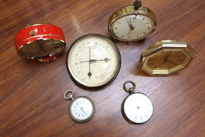 Lot including: 3 alarm clocks, 1 barometer,...