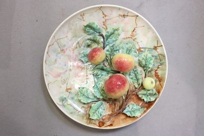 Round dish in barbotine decorated with apples....
