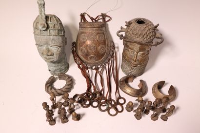 Set of travel souvenirs, some in bronze.