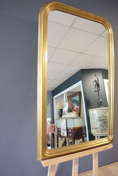 Gilded frame with 2 rounded corners.