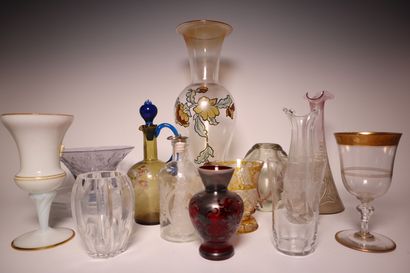 Glass and crystal set, including : Vases...