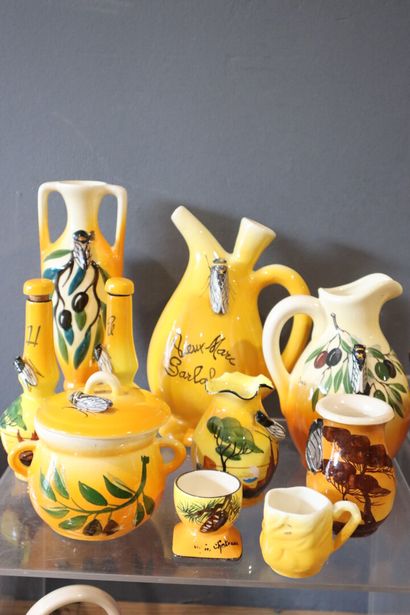 Collection of polychrome earthenware decorated...