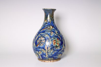 Vase gourde en terre cuite émaillée à décor...
