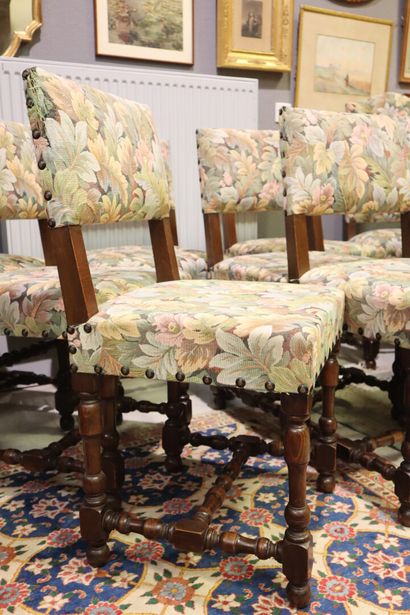 Série de 10 petites chaises et 2 grandes...