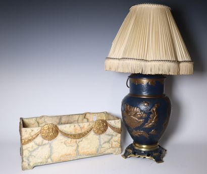 Ensemble comprenant : Lampe en bronze à décor...