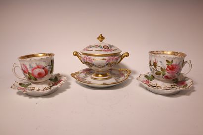 Coupe couverte et son présentoir en porcelaine...
