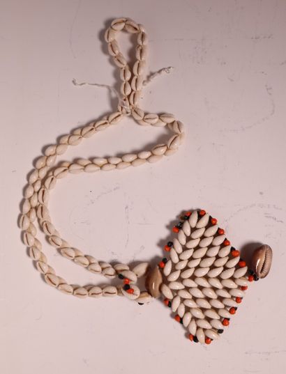 Set of 10 shell necklaces.