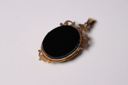 Yellow gold and onyx pendant decorated with...