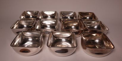 11 ERCUIS bowls in silver-plated metal. Height:...