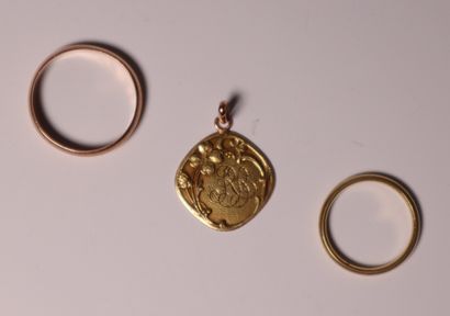 2 wedding rings and medal. Gold 8.77 g
