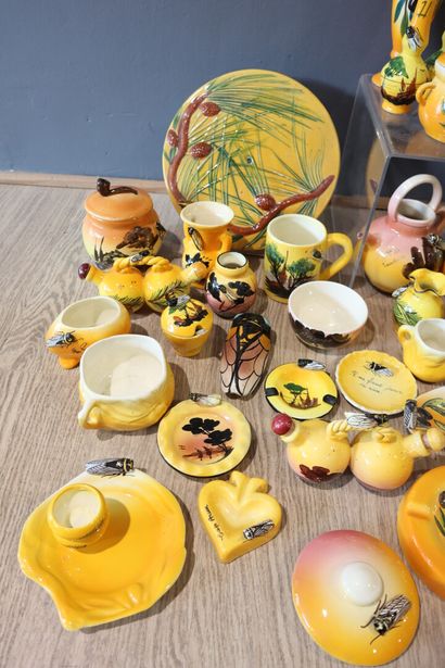 Collection of polychrome earthenware decorated...