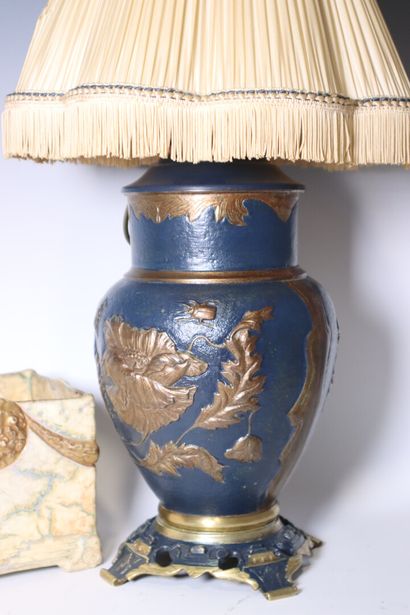 Ensemble comprenant : Lampe en bronze à décor...