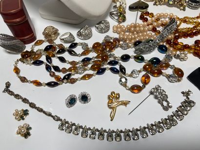 Set of costume jewelry, including: Necklaces,...