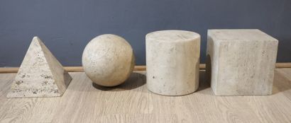 4 sujets géométriques en travertin. Haut....