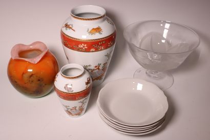 Set of display items, including: vases, crystal...