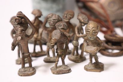 Set of travel souvenirs, some in bronze.