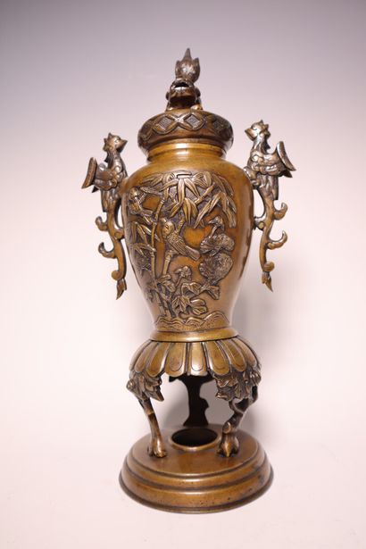 CHINA. Covered bronze vase with handles decorated...