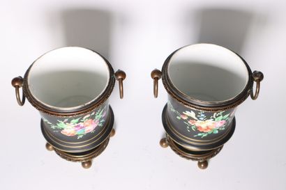 Paire de jardinières à anses en porcelaine...