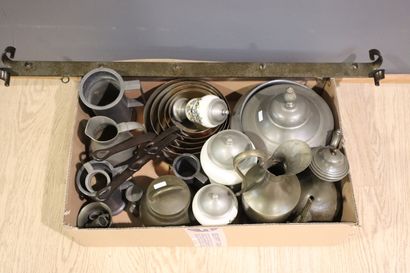 Brass and pewter set, including : Pans, measures,...