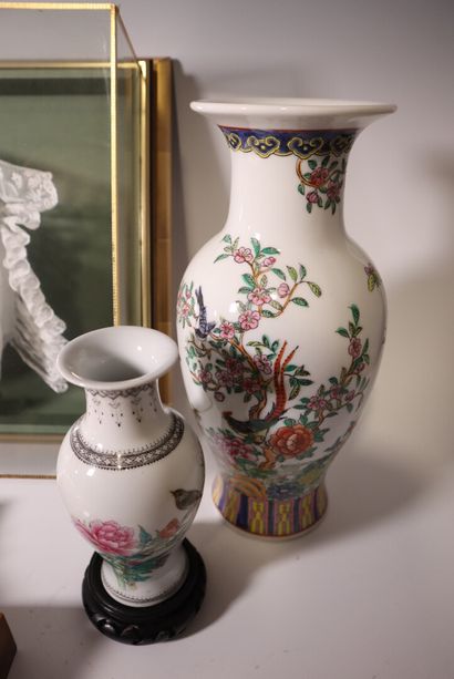 Set of display objects, including: vases,...