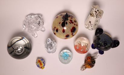 Set of glass and crystal trinkets, including...