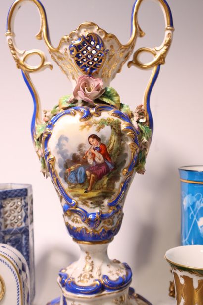 1 tray of trinkets: polychrome porcelain...