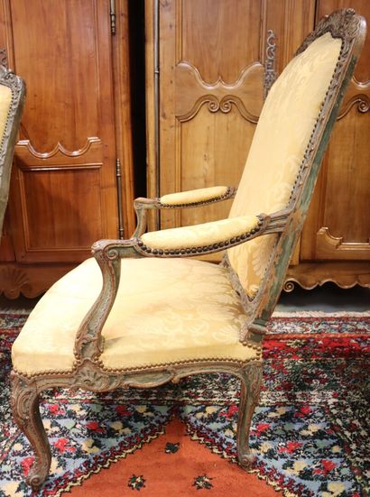 Série de 3 grands fauteuils en bois sculpté...