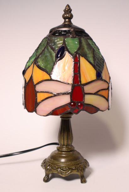 Petite lampe en métal à patine verte, et...