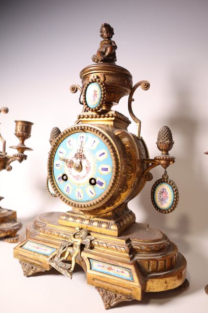 Garniture de cheminée en métal doré et cadran...